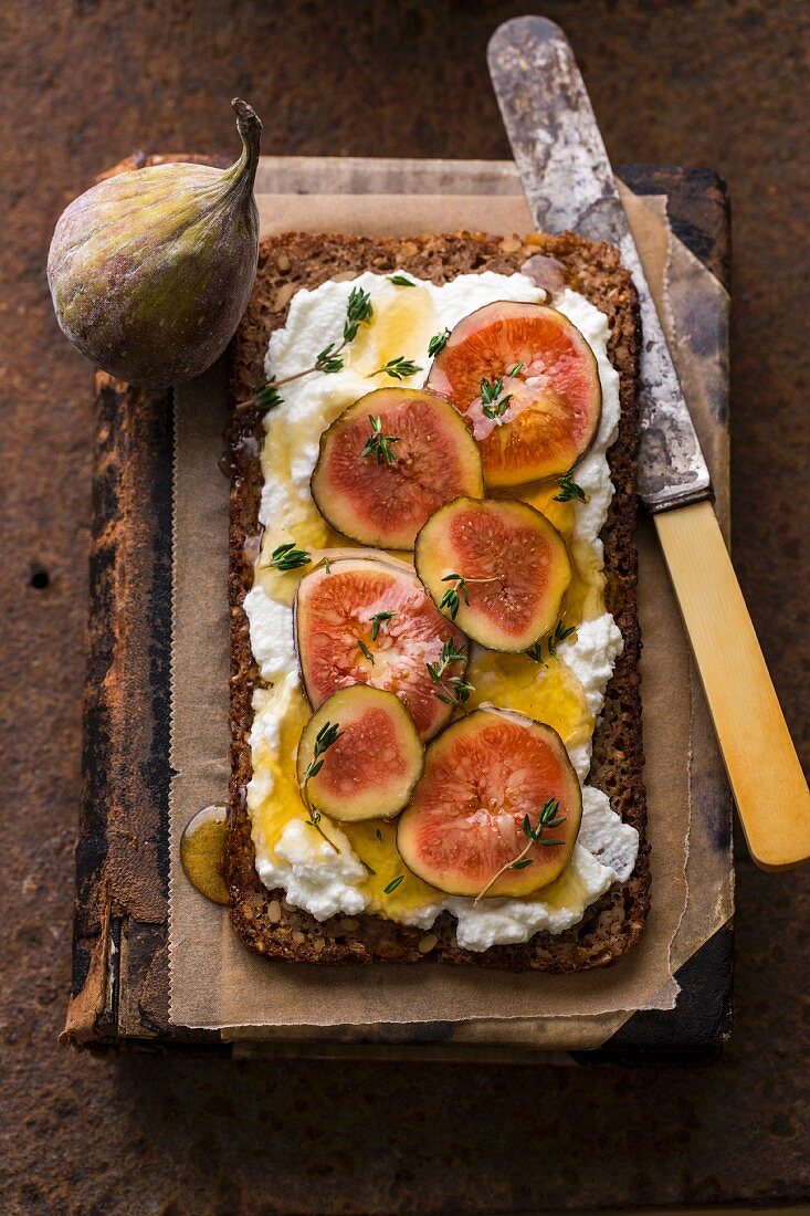 Vollkornbrot mit Ziegenkäse, Feigen, Thymian und Honig