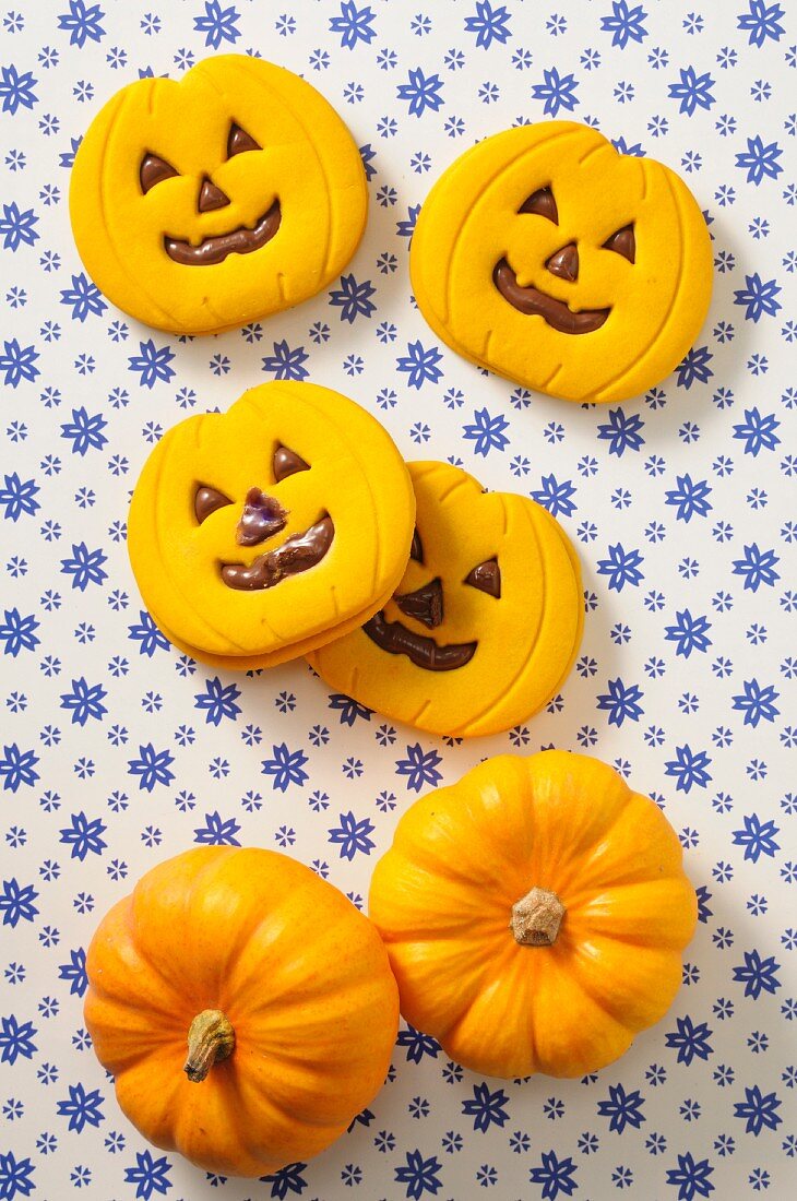 Halloween-Kekse und Minikürbisse