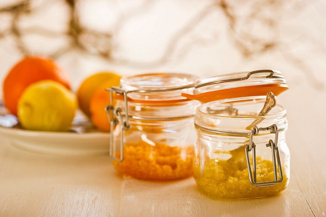 Geriebene Zitronen- und Orangenschalen