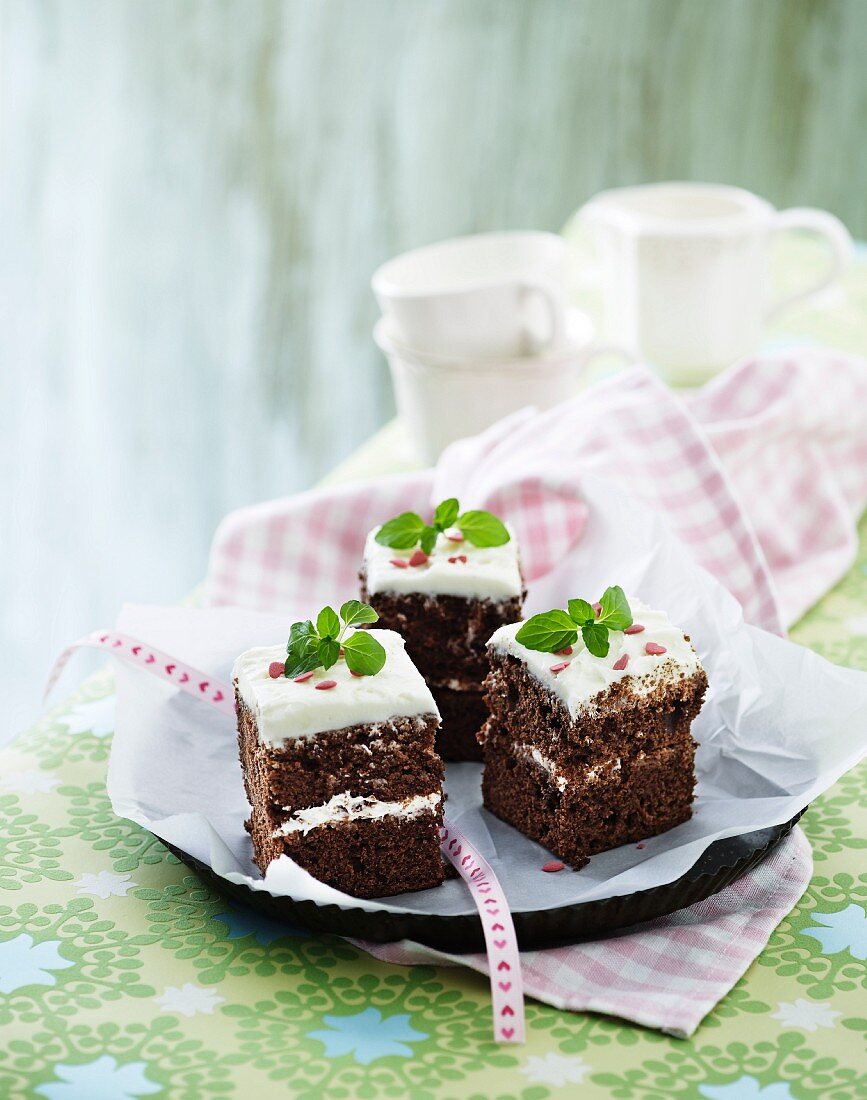 Brownies mit Frischkäseglasur und Zuckerherzen