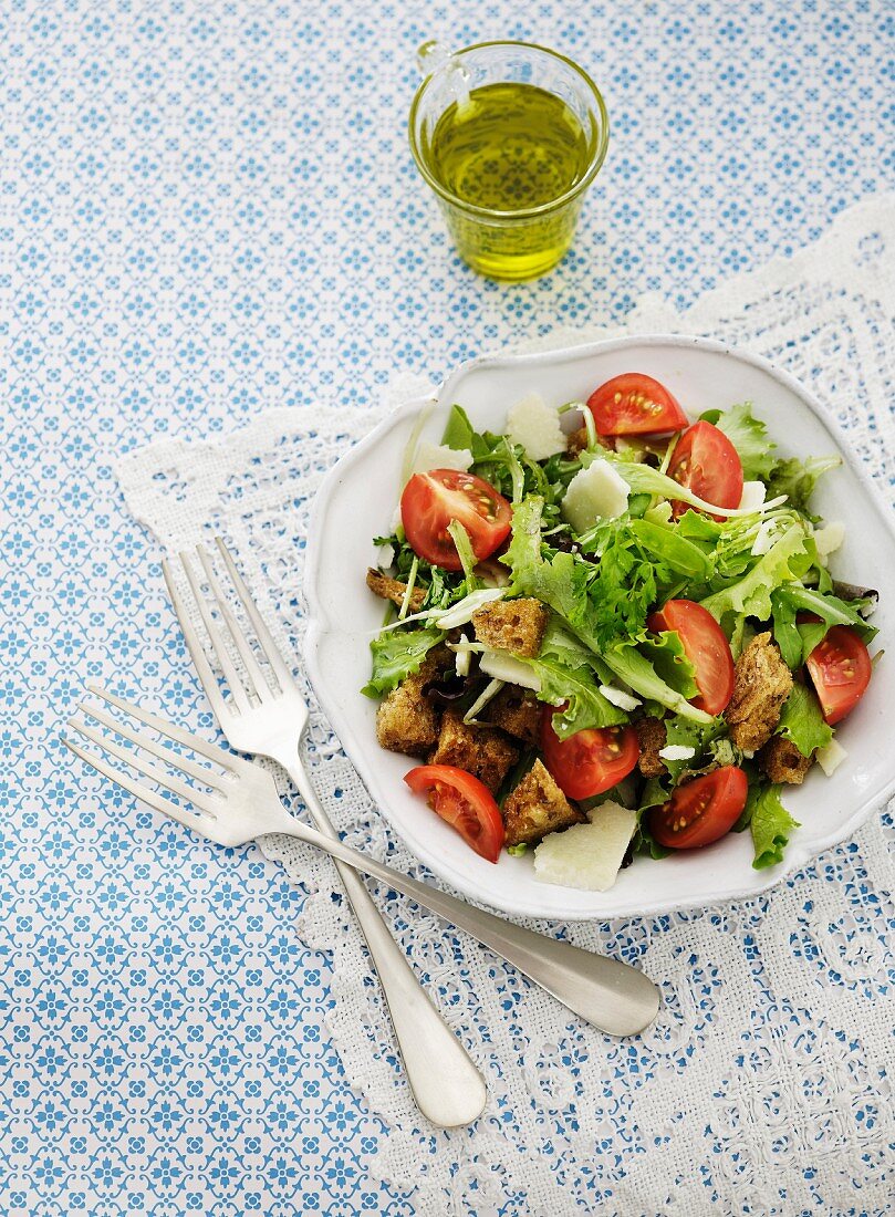 Brotsalat mit Tomaten und Käse