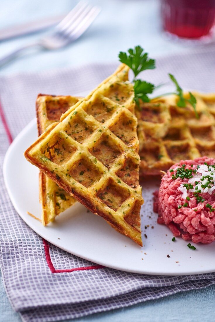 Kartoffelwaffeln mit Petersilie zu Rindertartar