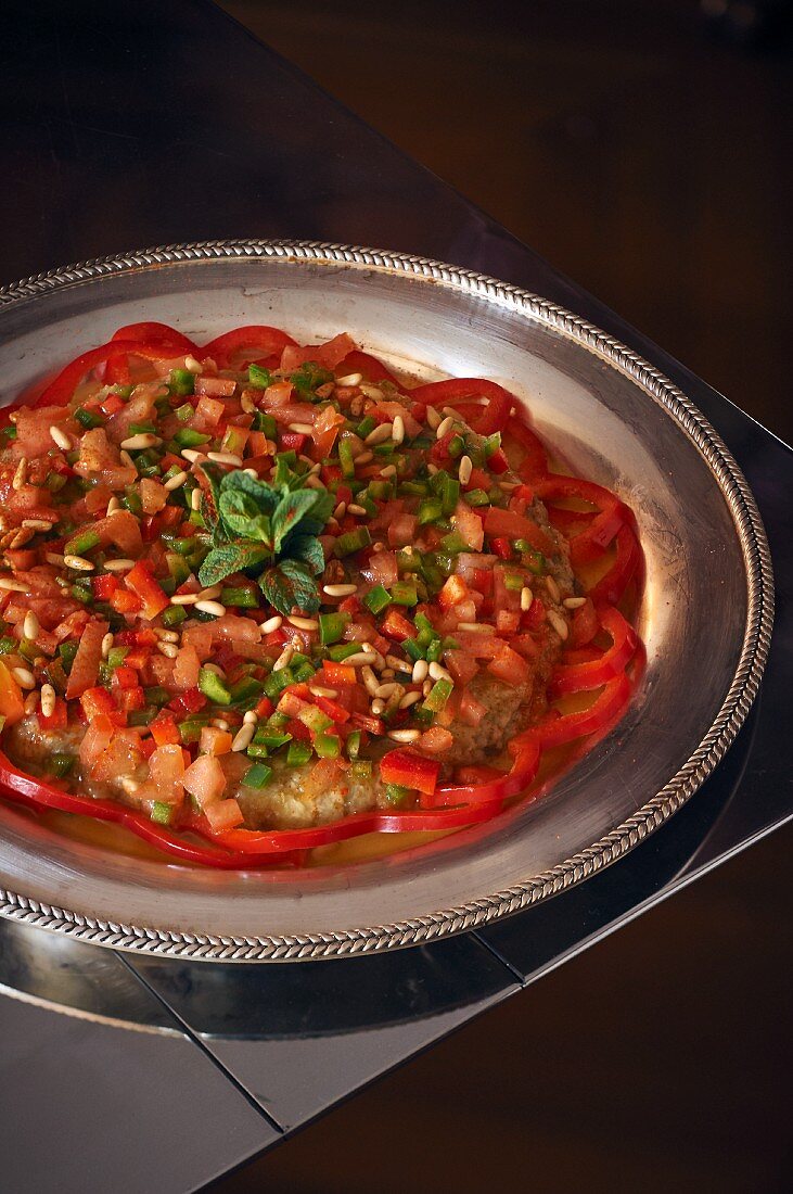 Auberginen-Tomaten-Salat mit Pinienkernen