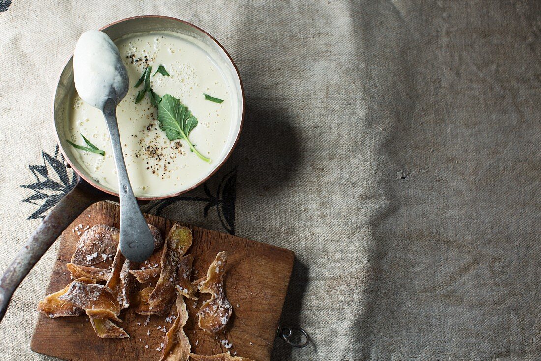 Kohlrabi soup with herbs