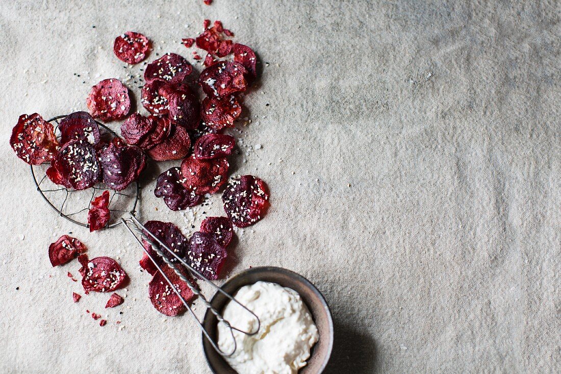 Rote-Bete-Chips mit Meerrettichdip