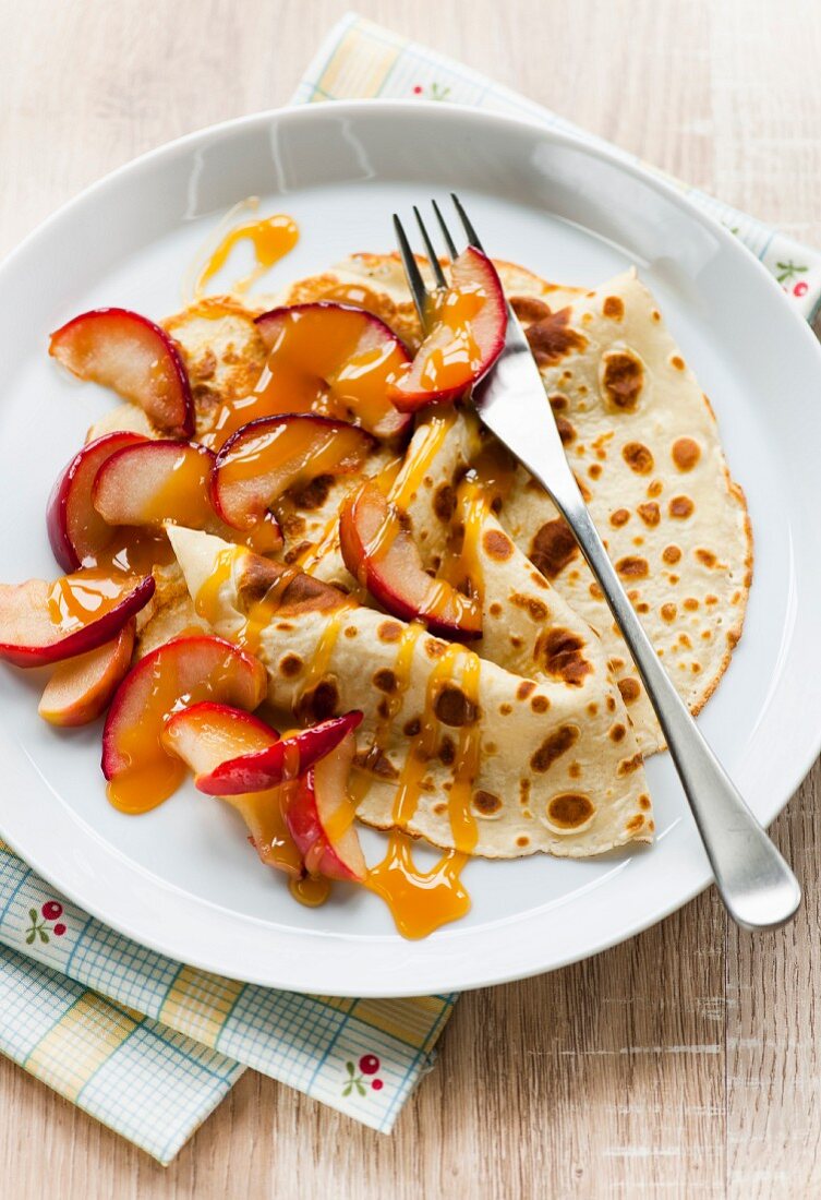 Crepes mit Äpfeln & Butterscotch-Sauce