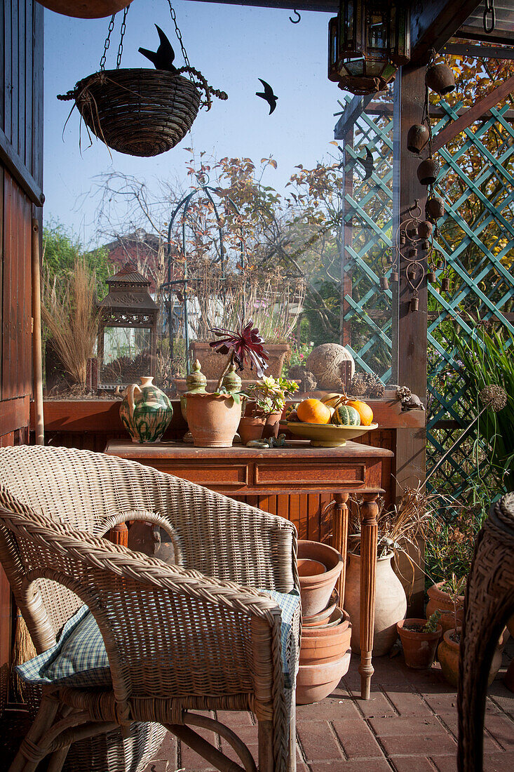 Überdachte Terrasse im herbstlichen Schrebergarten