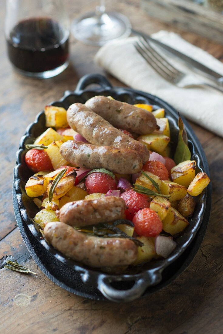 Salsicce auf Bratkartoffel und Tomaten