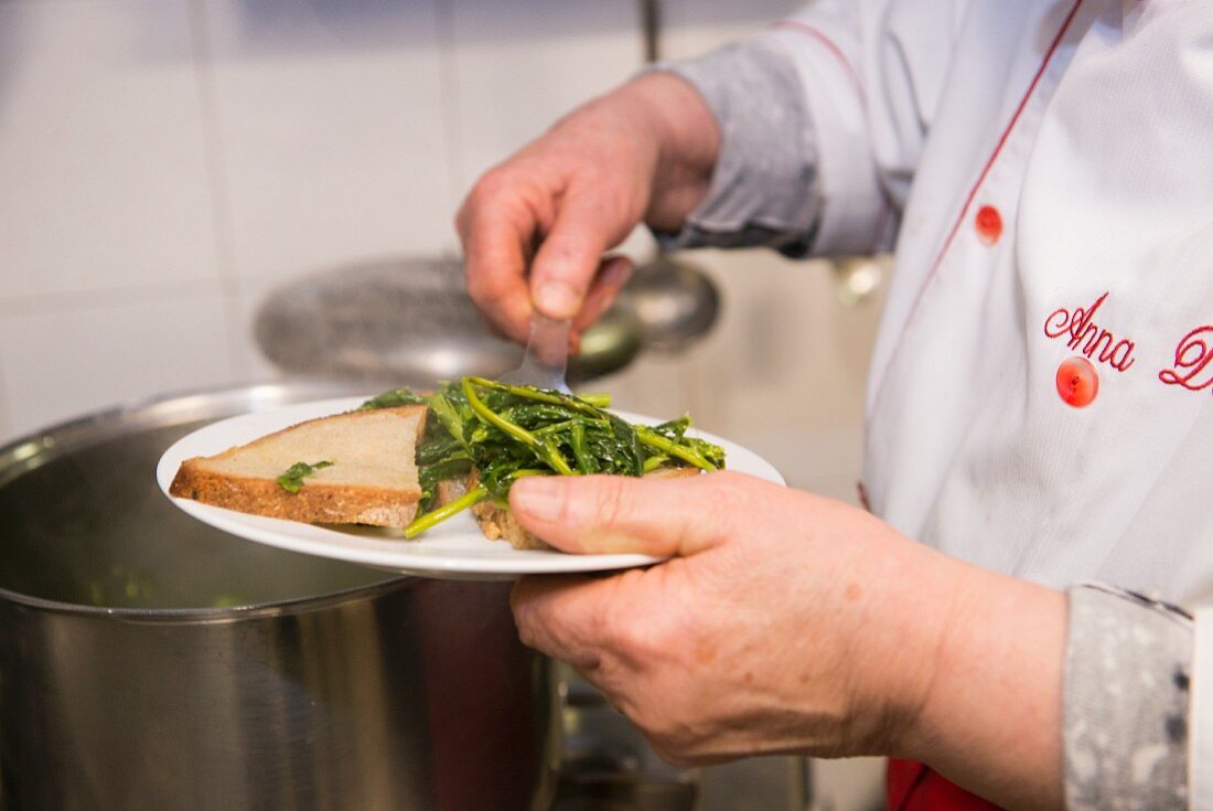 Gedünsteter Broccoletti mit Brot