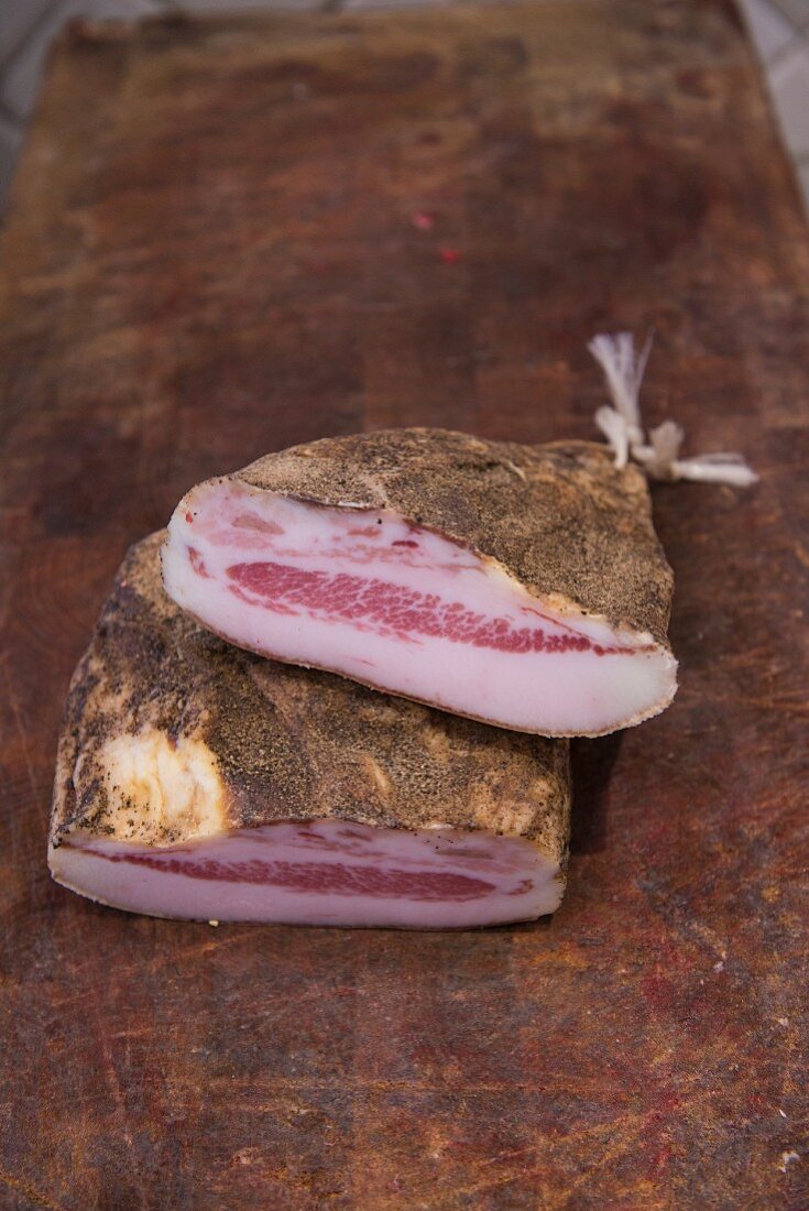 Guanciale (aus Schweinebacke hergestellter Speck, Italien)