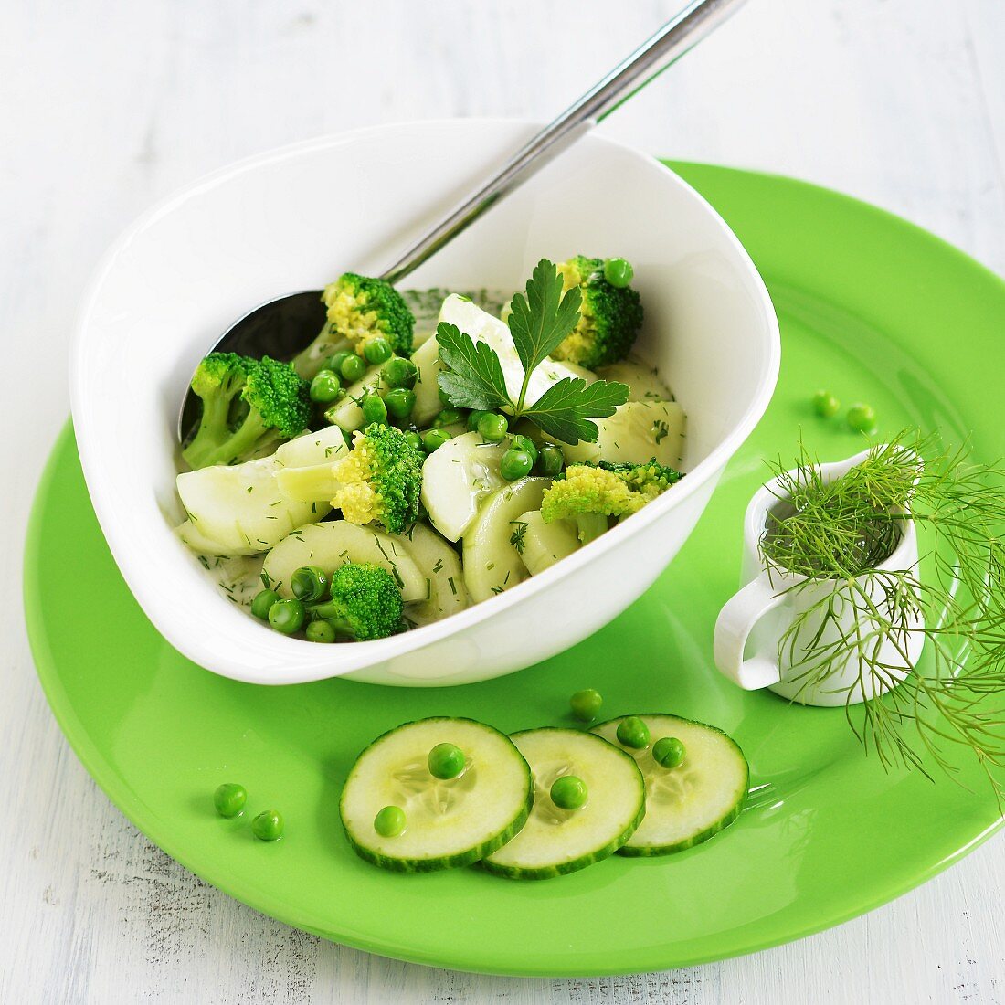 Grüner Salat aus frischen Gurken, Brokkoli und Erbsen