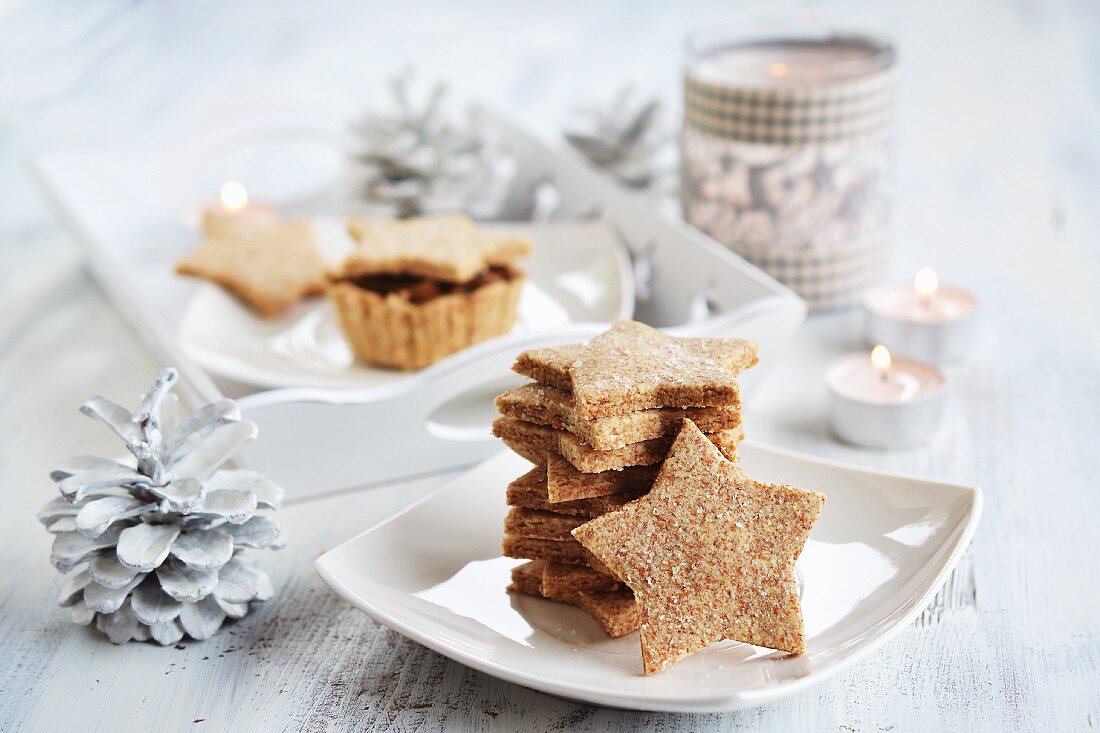 Salzige Kekse in Sternform zu Weihnachten