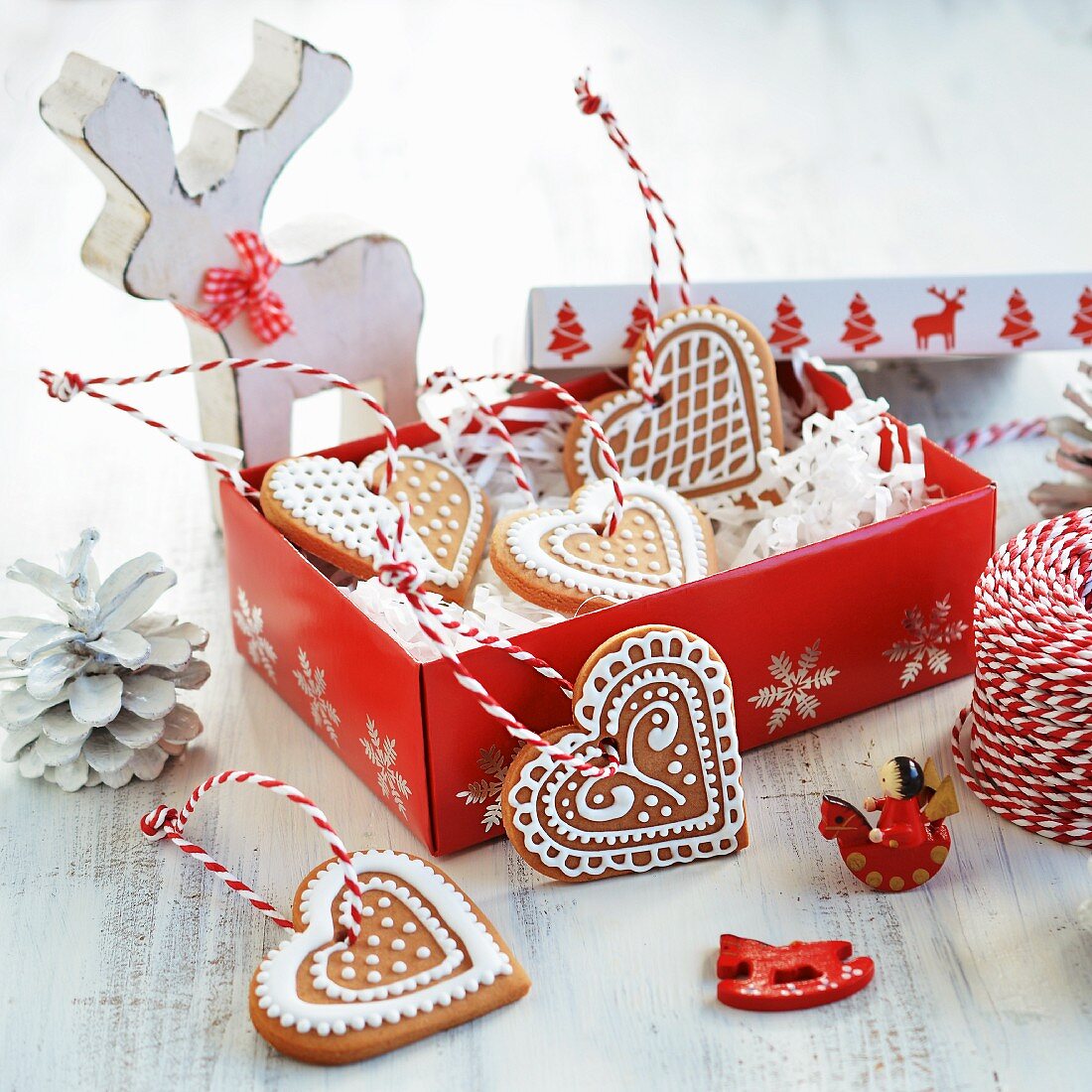 Weihnachtskekse, verziert mit Zuckerglasur, in einem Geschenkkarton