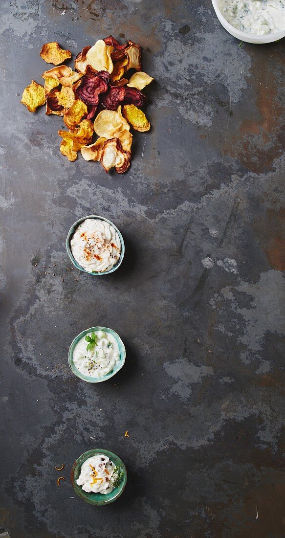 Vegetable crisps with various dips