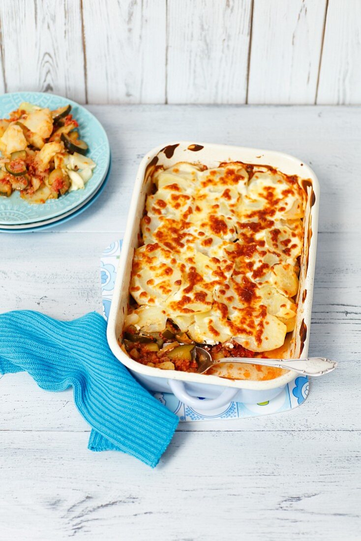 Minced chicken bake with courgettes, potatoes and mozzarella