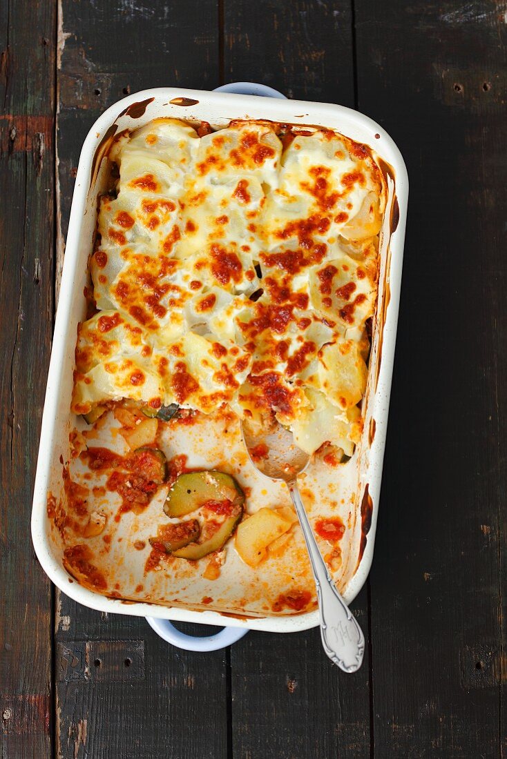 Minced chicken bake with courgettes, potatoes and mozzarella