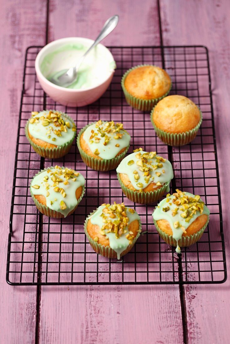 Pistazien-Cupcakes mit grünem Zuckerguss & gehackten Pistazien