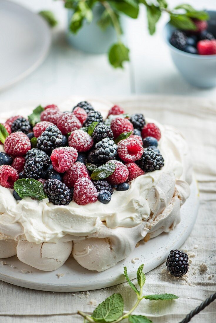 Pavlova with raspberries, blackberries and icing sugar
