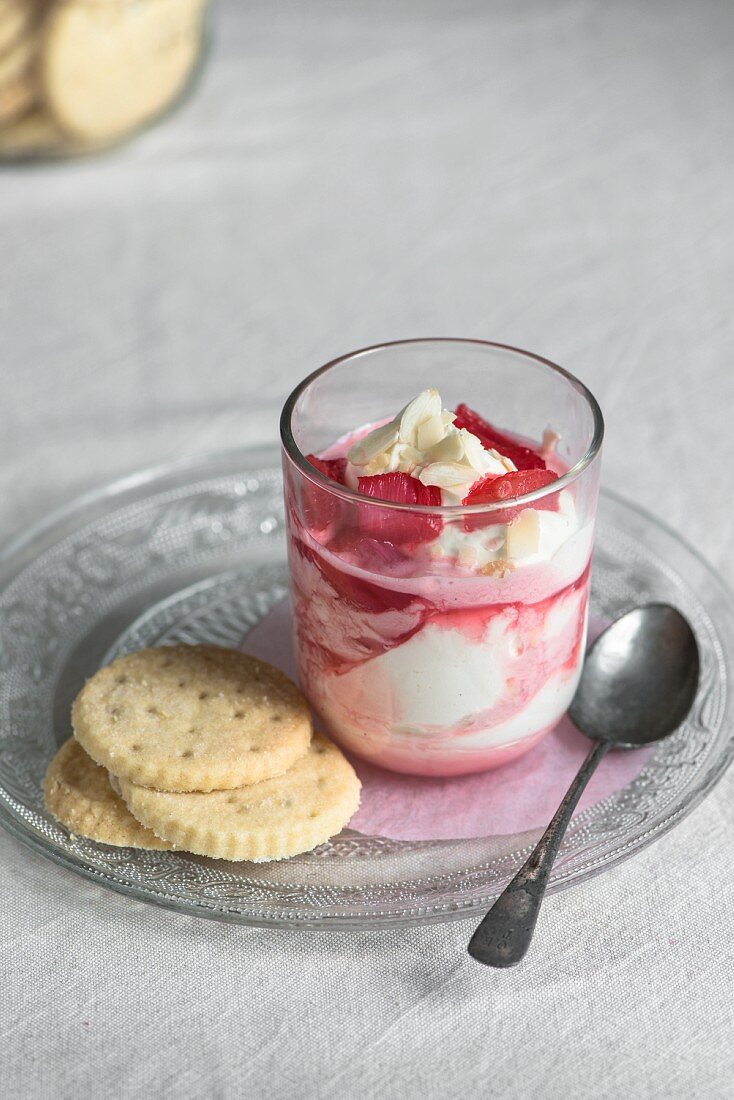 Eton Mess with biscuits (English dessert)