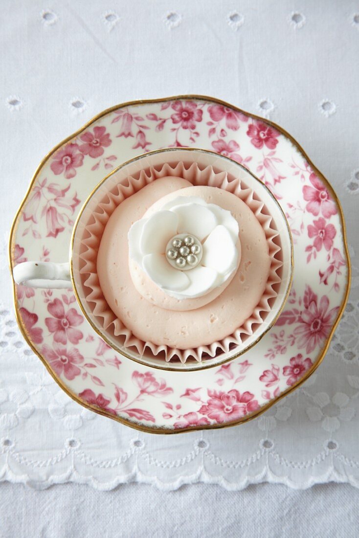 Romantischer Blumen-Cupcake zum Valentinstag in Teetasse