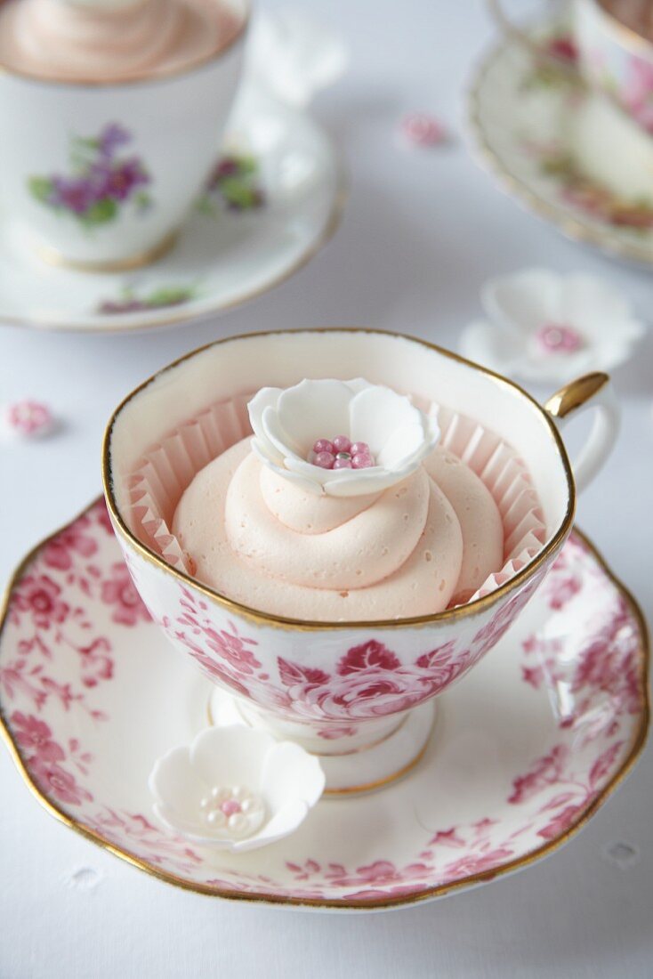 ROmantic flower cupcakes for Valentine's Day in tea cups
