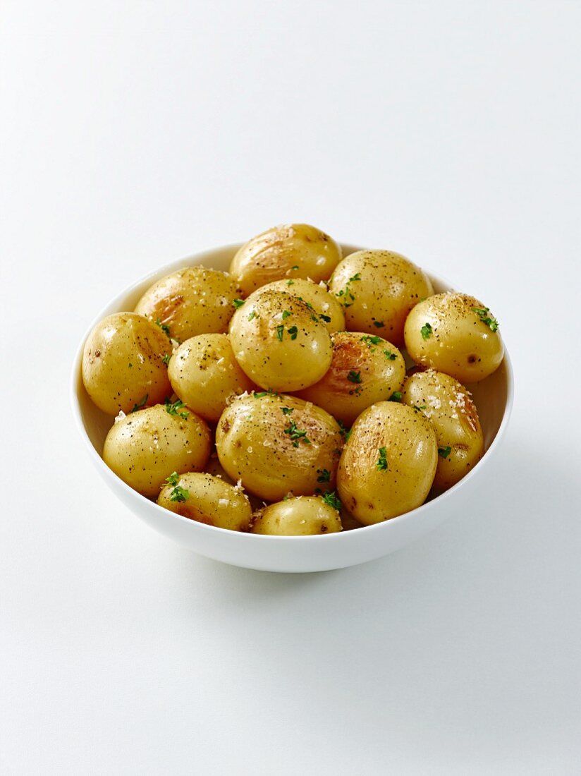 Babykartoffeln als Pellkartoffen im Schälchen