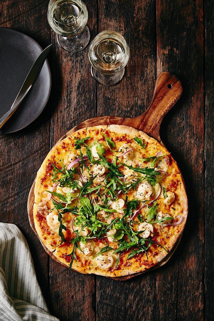 Pizza with garlic prawns and rocket (seen from above)