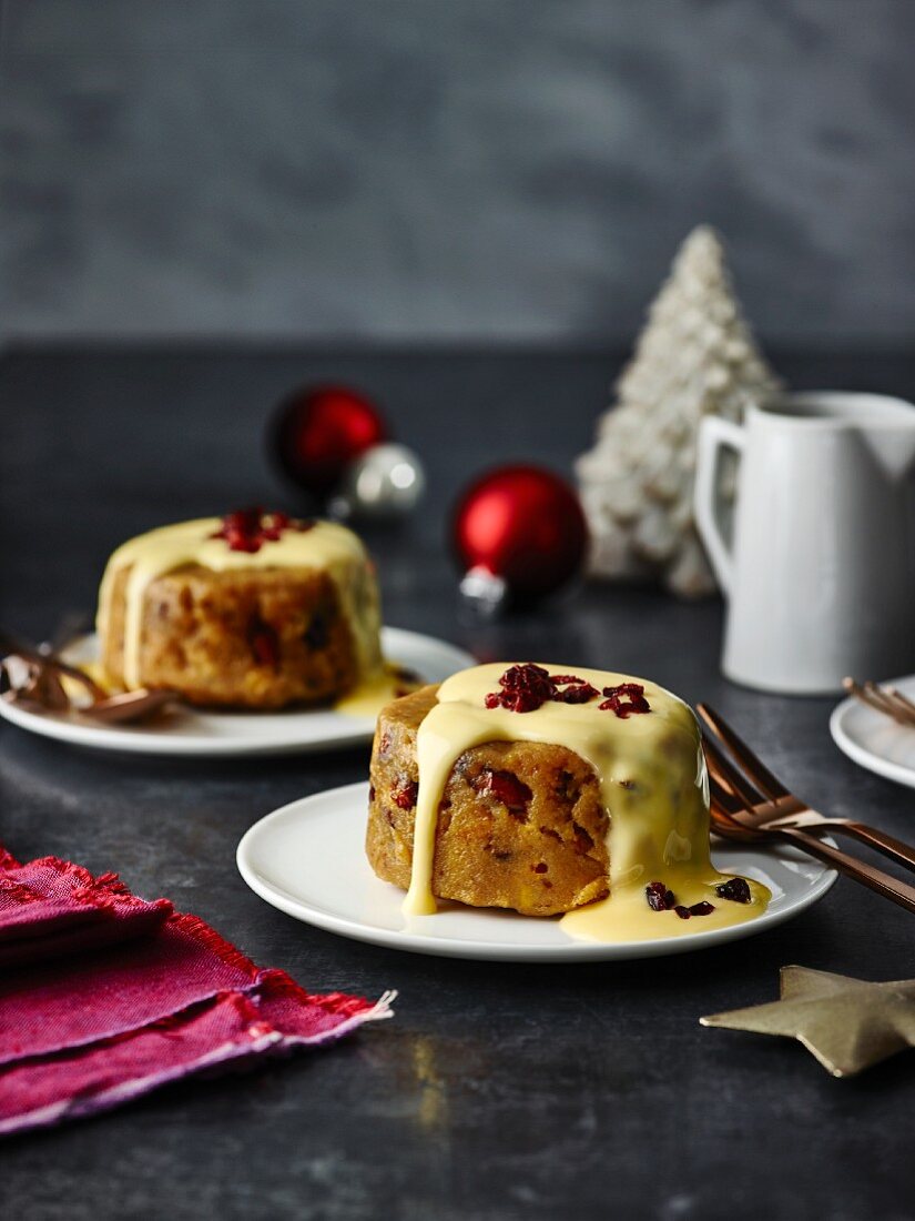 Kleine Christmas Puddings mit Vanillesauce (England)
