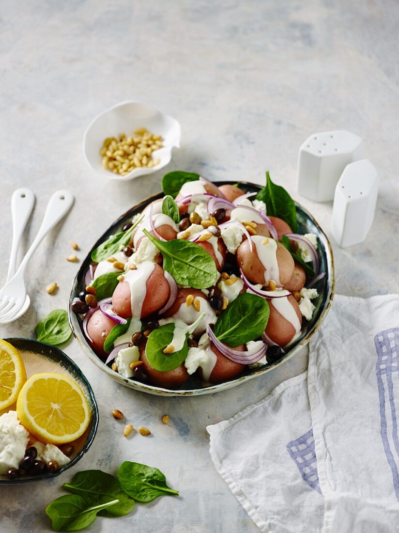 Kartoffelsalat mit roten Pellkartoffeln, Spinat, Feta & Pinienkernen