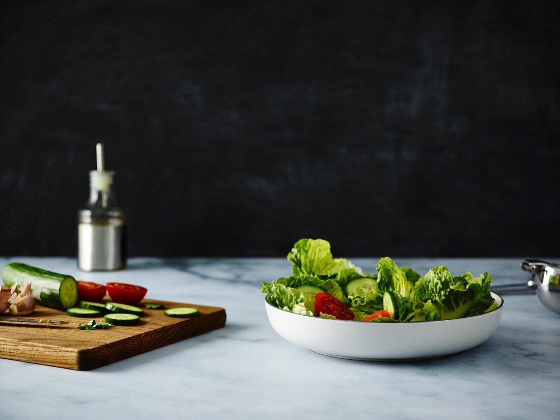 Blattsalat mit Gurken & Tomaten zubereiten