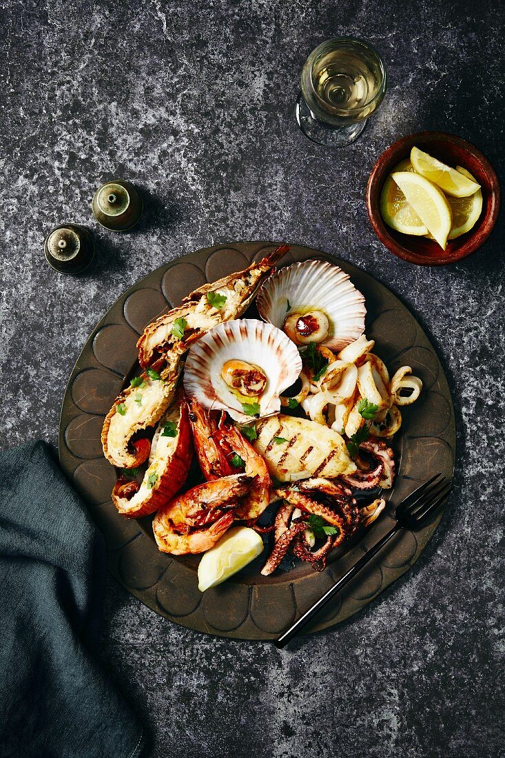 A mixed seafood platter (seen from above)