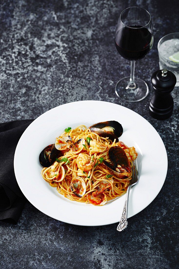 Spaghetti alla pescatora (spaghetti with seafood, Italy)