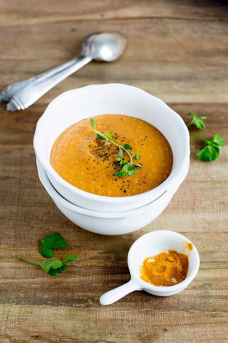 Linsen-Curry-Suppe mit Koriandergrün