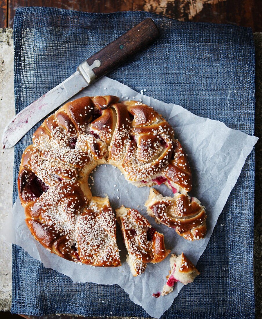 Hefekranz mit Brombeeren und Preiselbeeren