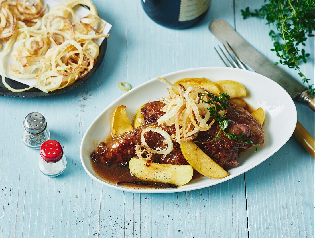 Kalbsleber mit Apfelschnitzen und Zwiebelringen