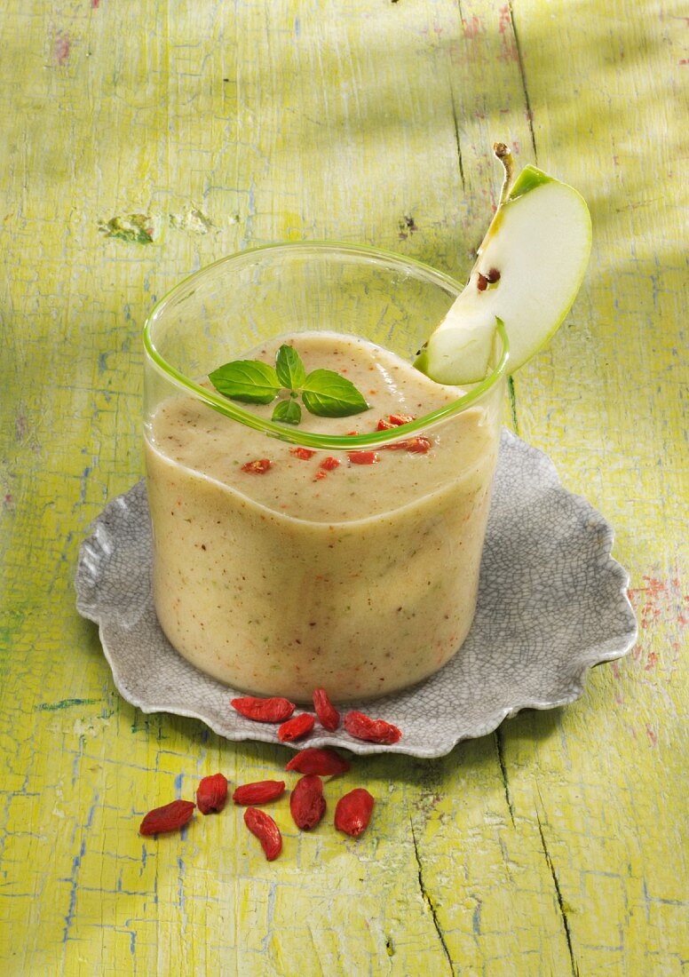 A banana and apple smoothie with yoghurt and goji berries