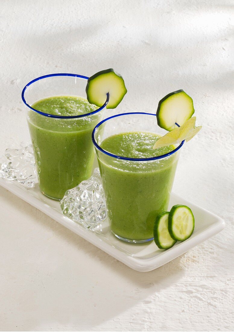 A broccoli smoothie with cucumber, courgette, avocado and apple juice