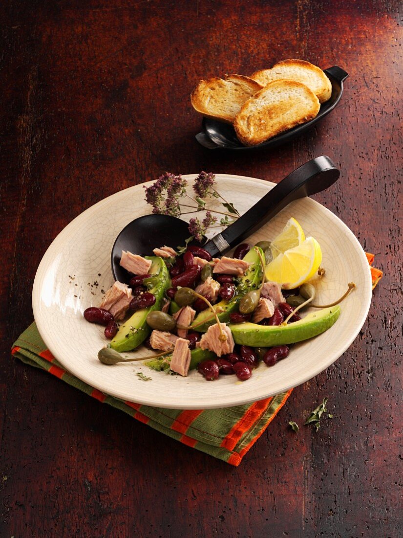 Avocado-Thunfisch-Salat mit Kidneybohnen und Kapernäpfeln