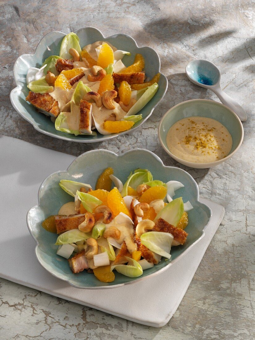 Chicorée-Hähnchen-Salat mit Mandarinenfilets und Cashews