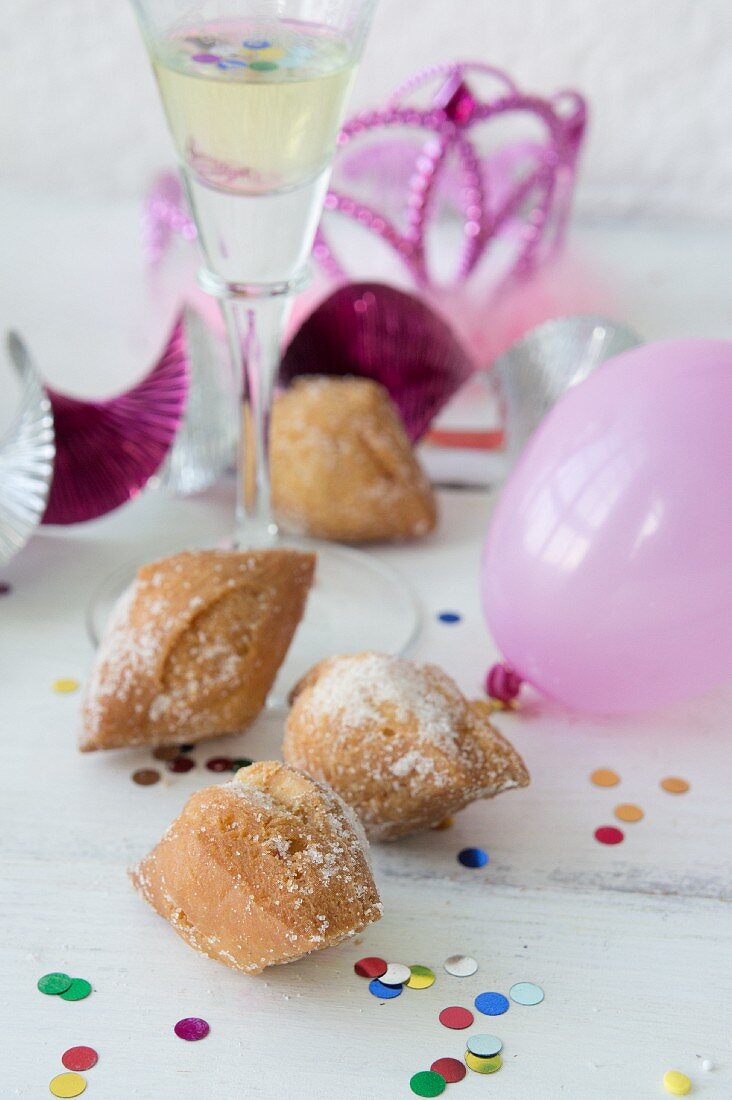 Mutzen (Faschingsgebäck) mit Konfetti, Luftballons und Sekt