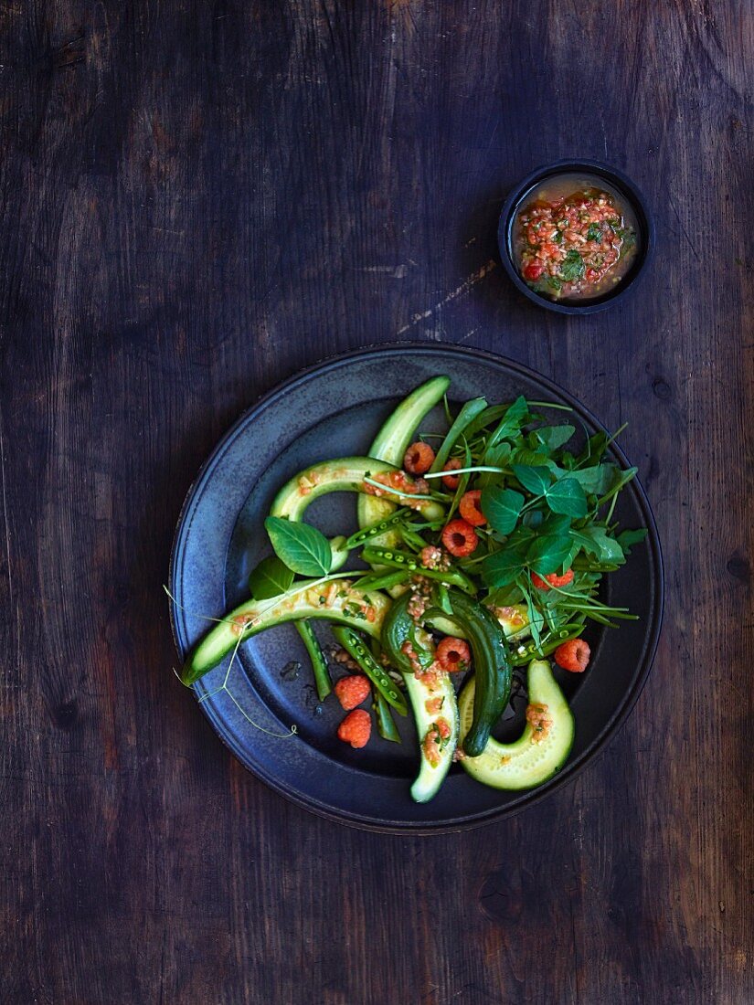 Gurken-Erbsen-Salat mit Himbeeren und Himbeersalsa