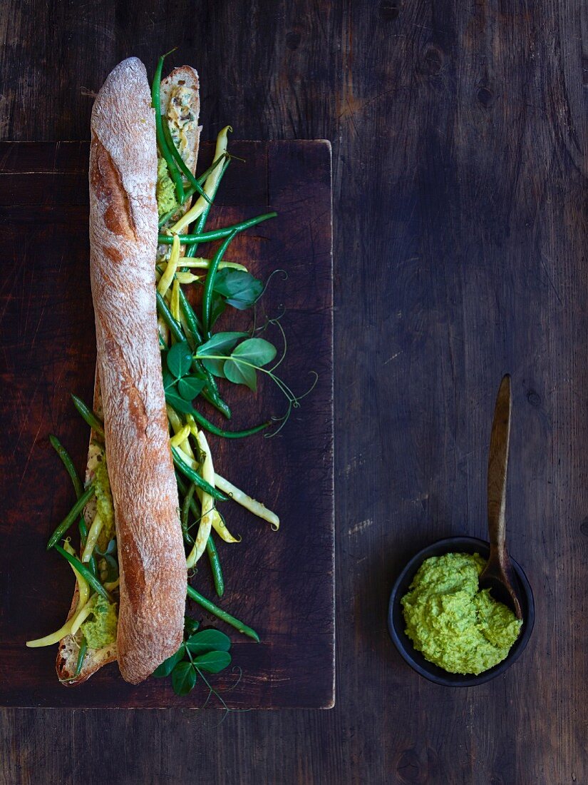 Baguette mit Bohnen, Bacon und Erbsenaufstrich