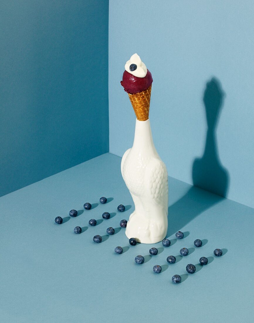 Eistüte mit Heidelbeer-Vanille-Eis in einer Vogelfigur