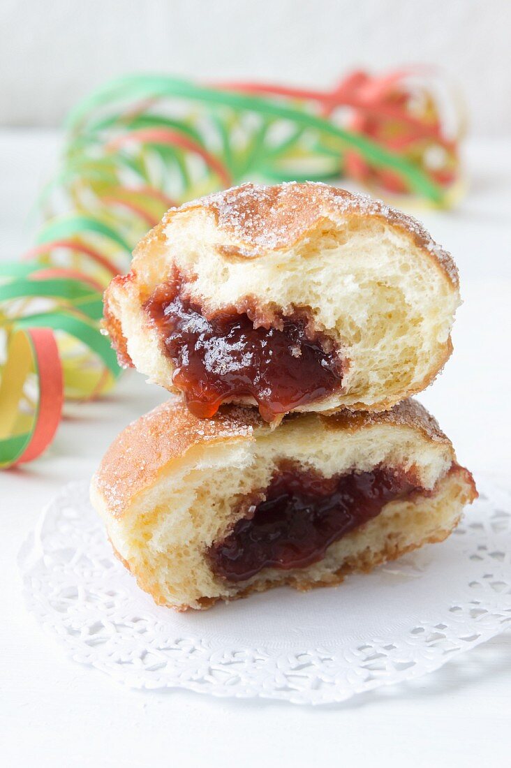 Krapfen mit Marmelade auf Tortenpapier