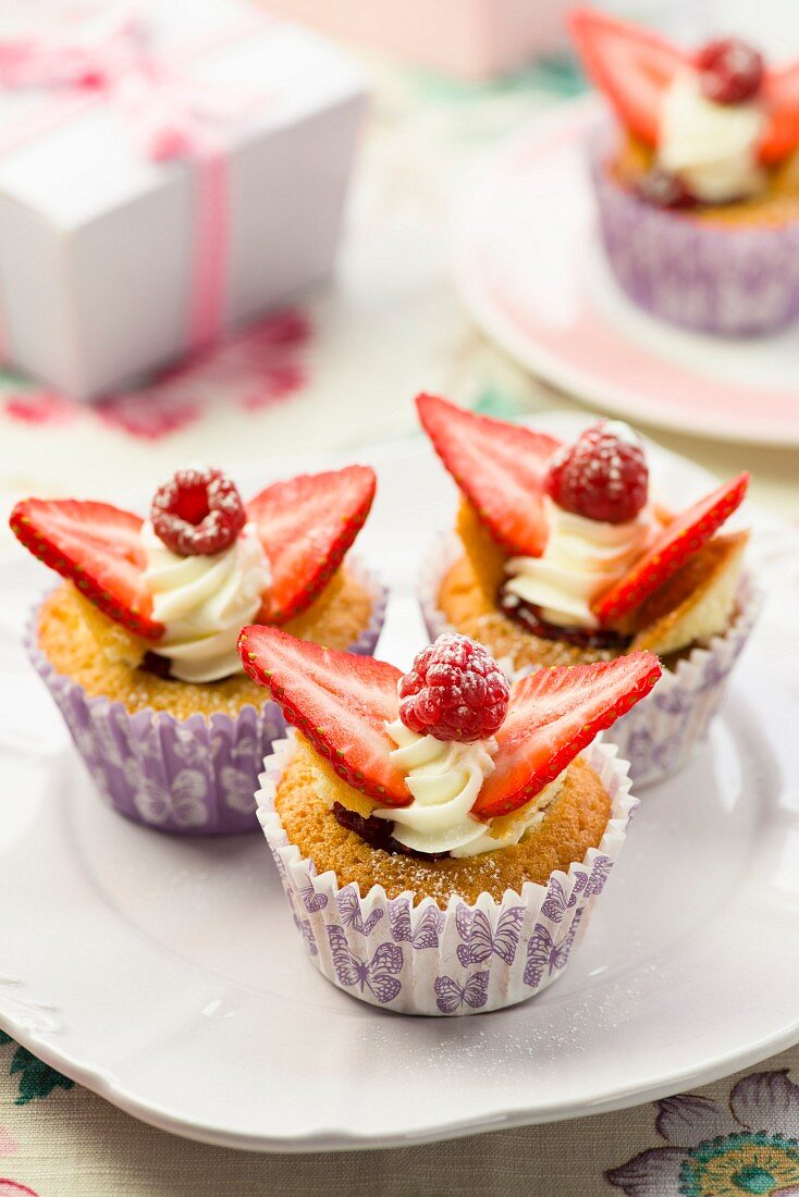 Schmetterlings-Cupcakes mit Erdbeeren
