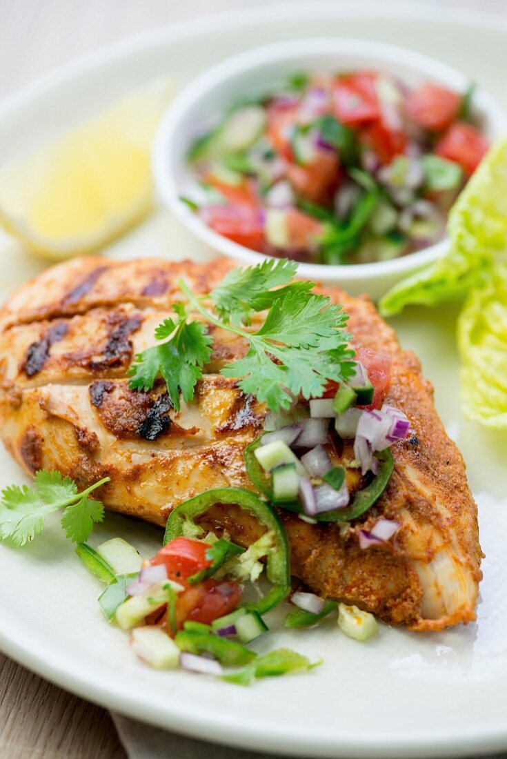 Hähnchen Tikka mit indischem Gemüsesalat