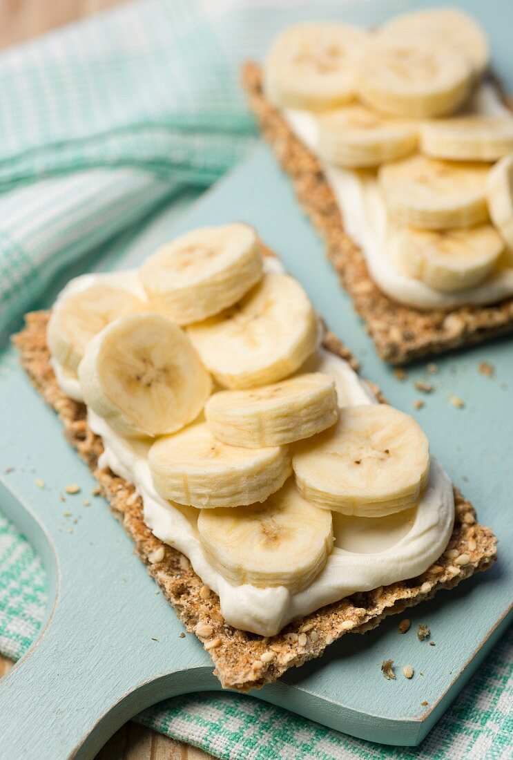 Crisp bread topped with cream cheese and bananas