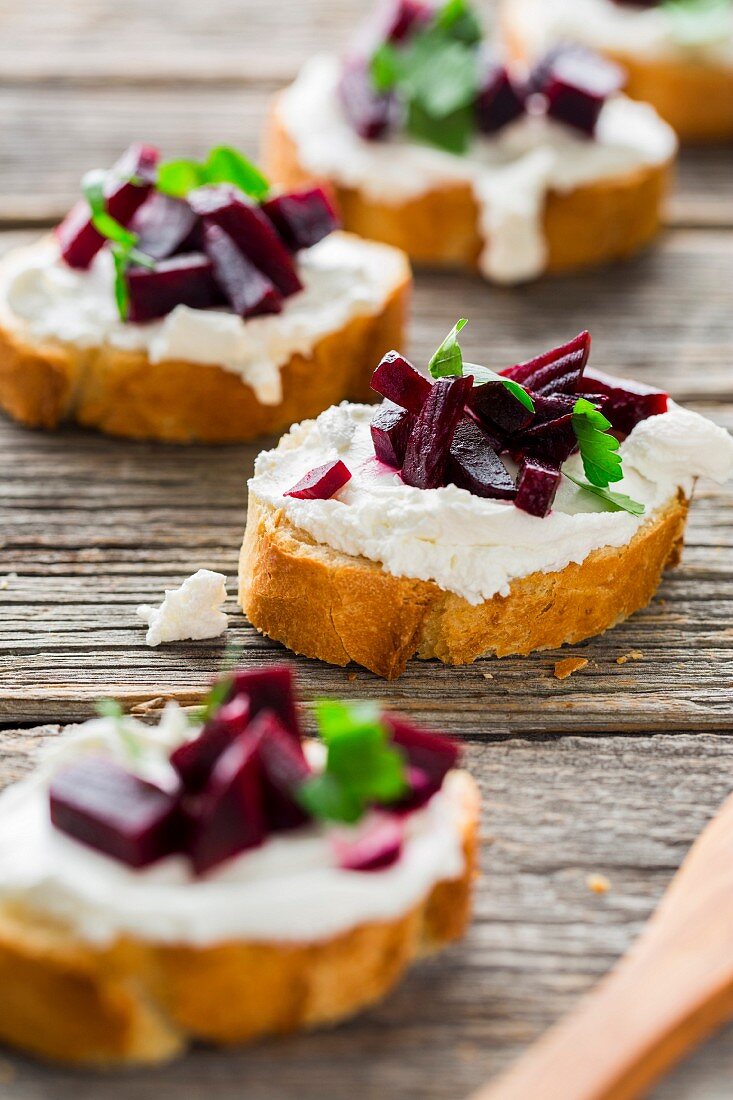 Baguette mit Ziegenkäse, marinierten roten Rüben und Petersilie