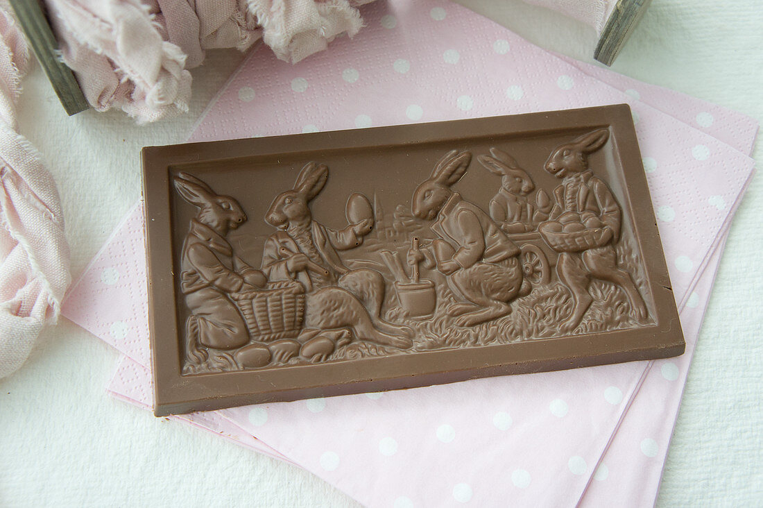 Eine Tafel Schokolade mit Ostermotiv
