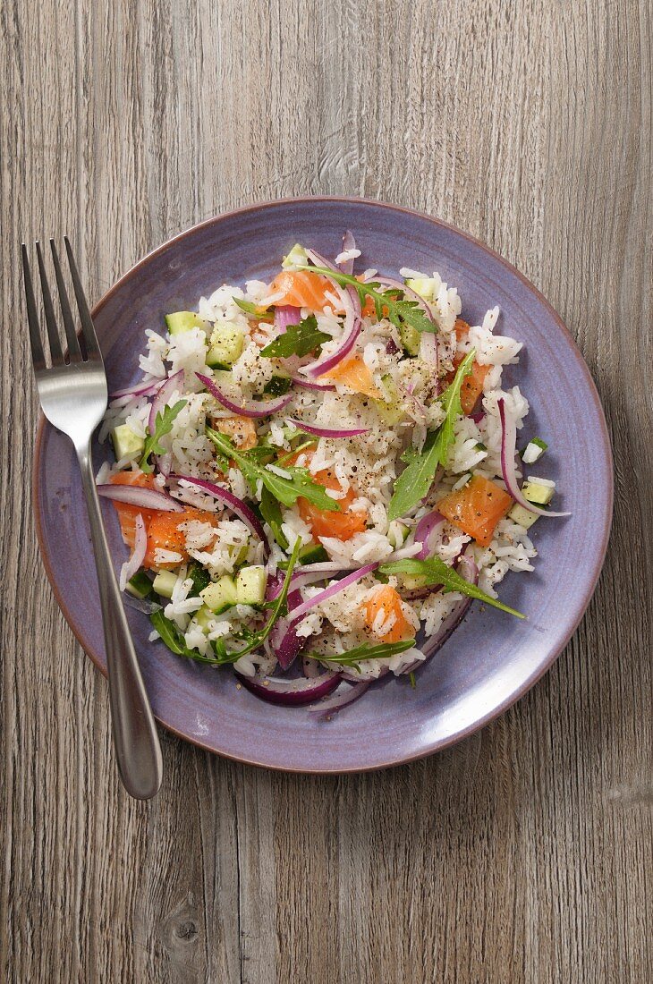 Reissalat mit Räucherlachs und Zwiebeln